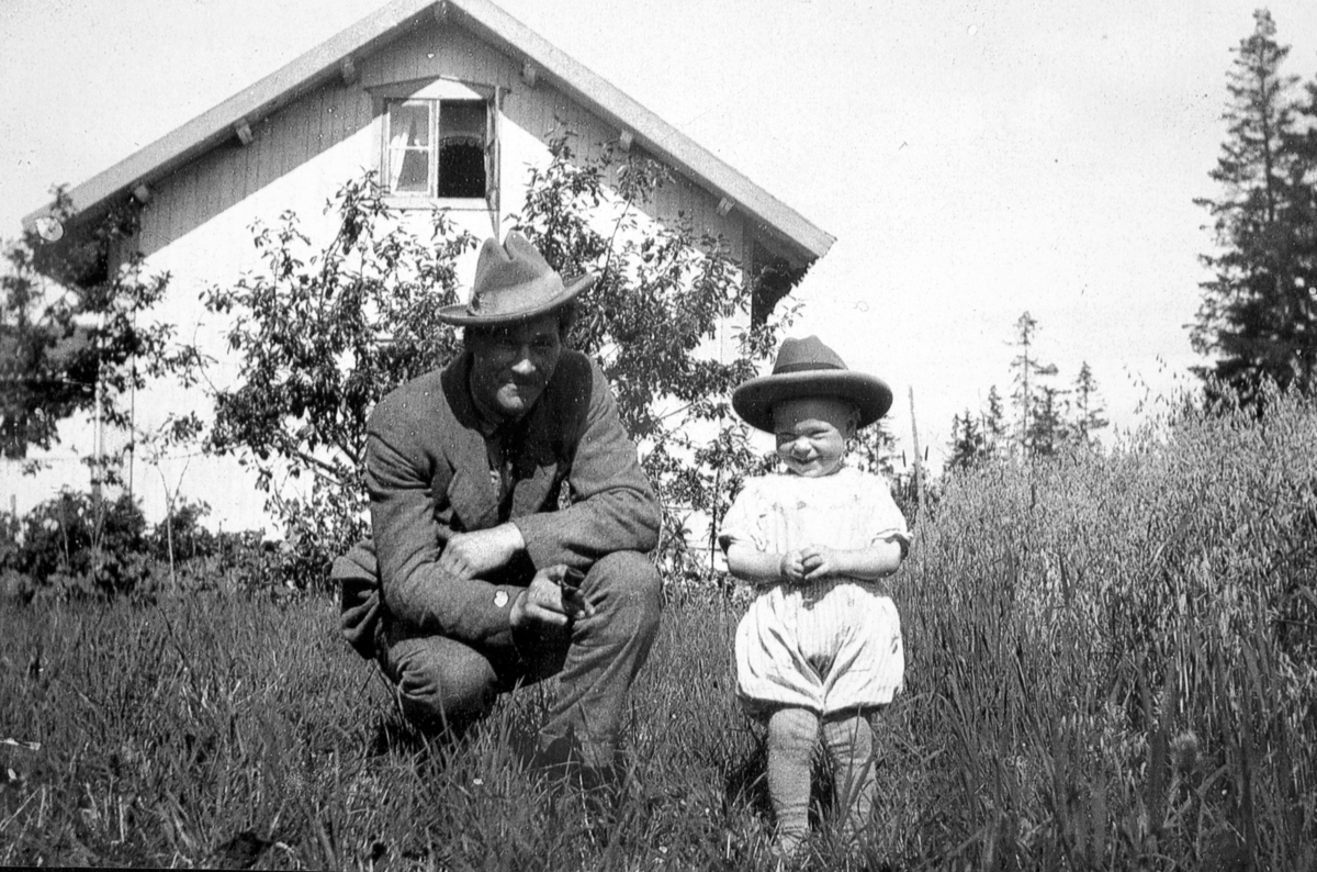 Ukjent, Bjørken, unna Kveberg (Hveberg) Vang. H. F.v Sigurd Hansen og Bodil Karin Johnsen.