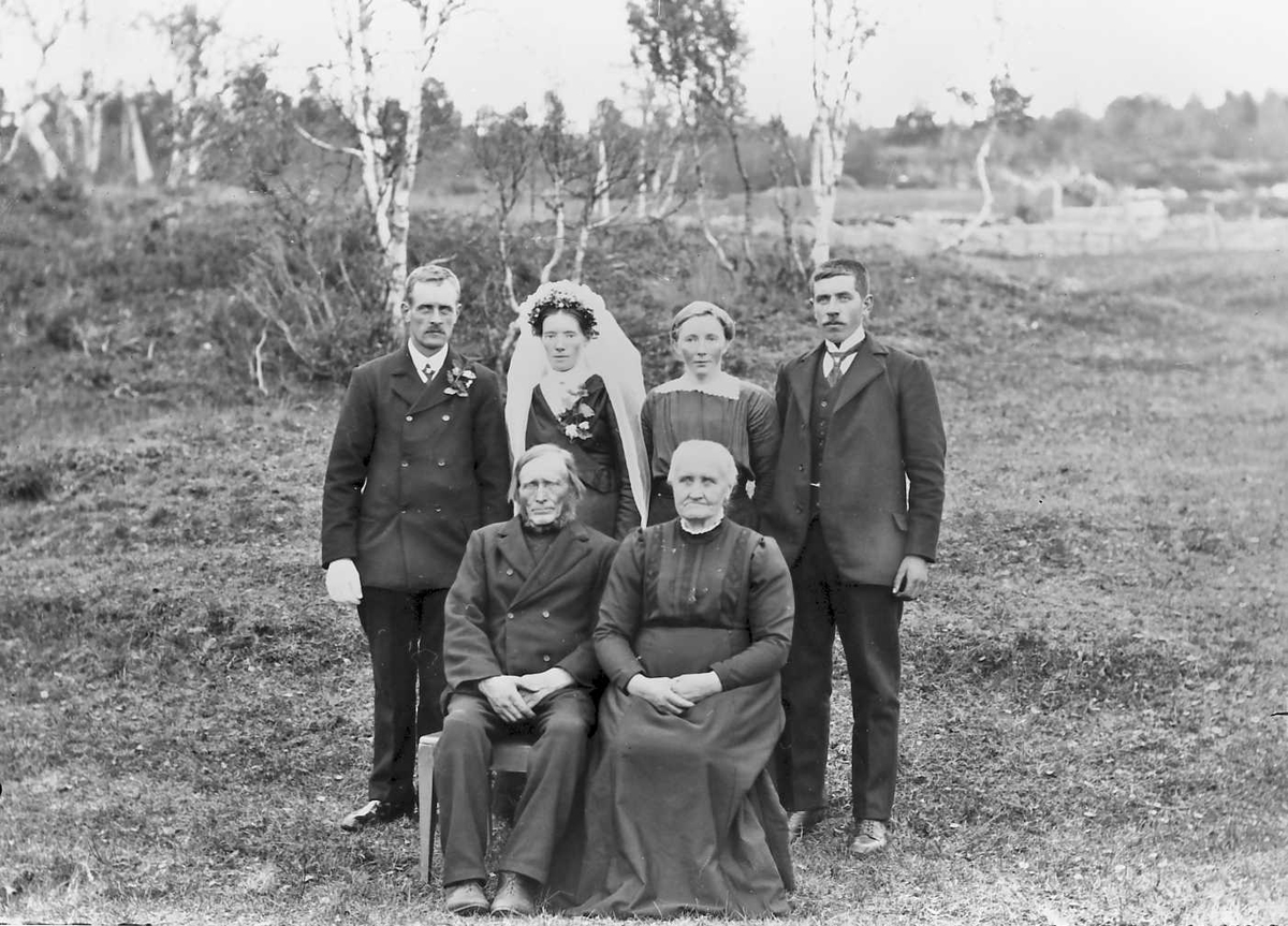 Peder J. Bredalslien, Gruppebilde, Brudebilde.