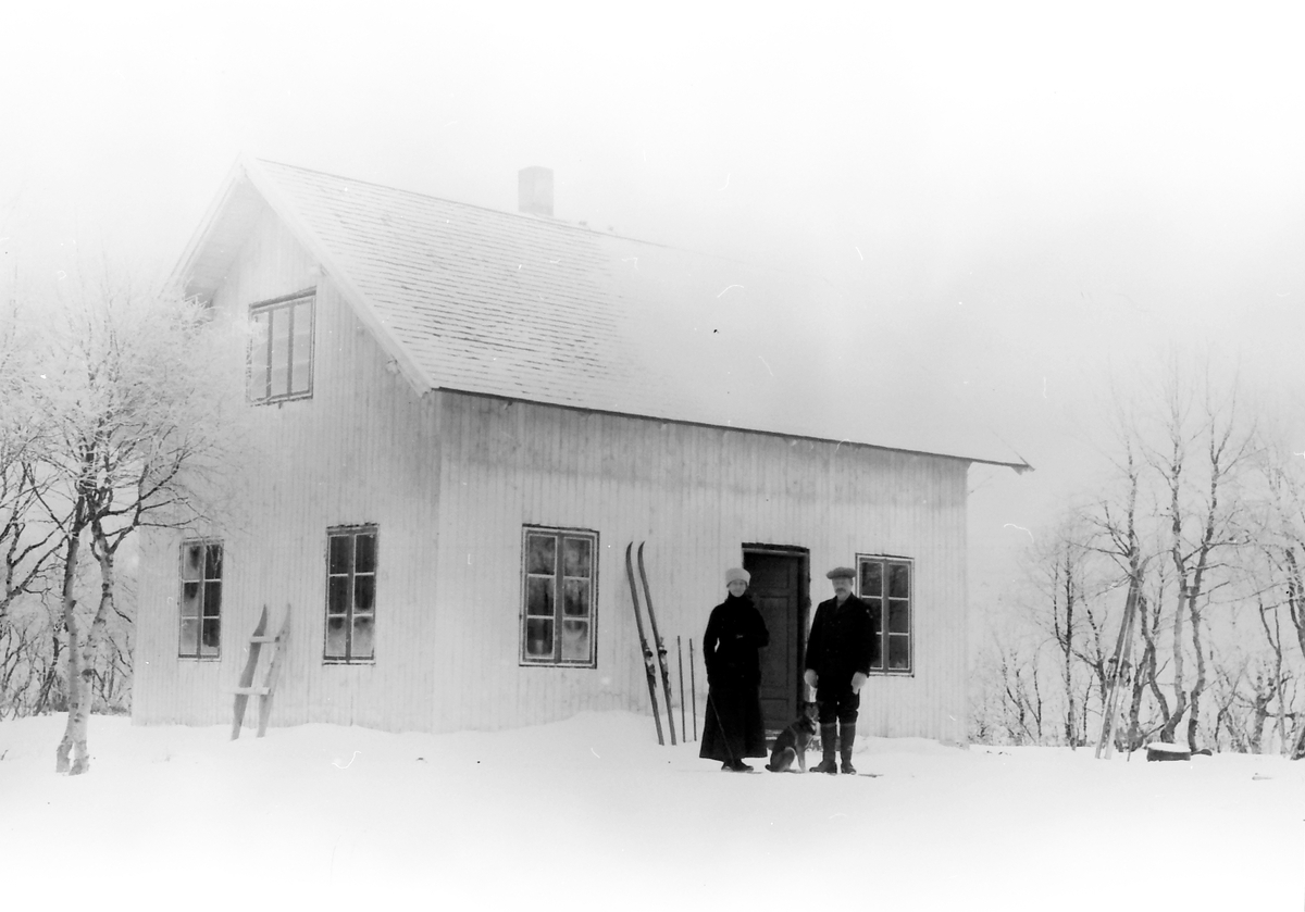 Peder J. Bredalslien, Personer foran bolighus