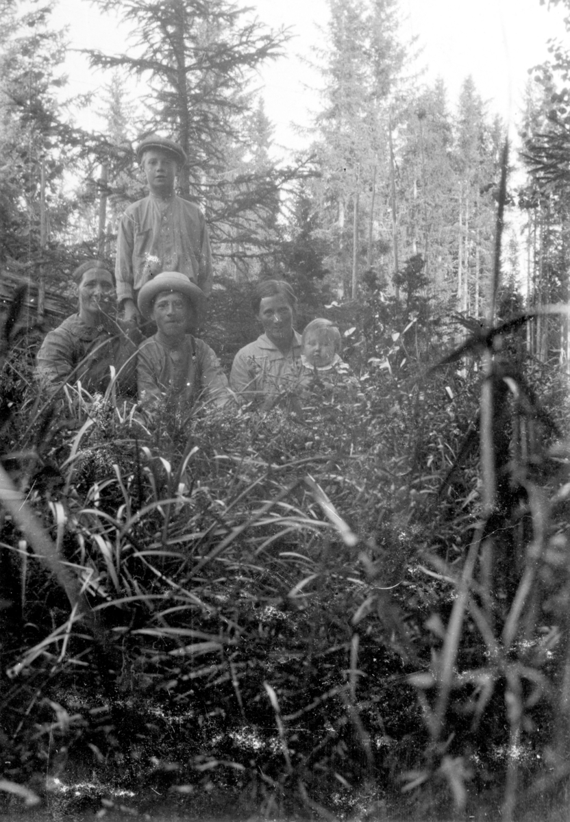 Ukjent, Olstad av Øvre Tomter (60/22). Pauline med tre barn: Johan, Harald og Martha. På armen har Martha sin sønn Ragnar. Ca. 1918.