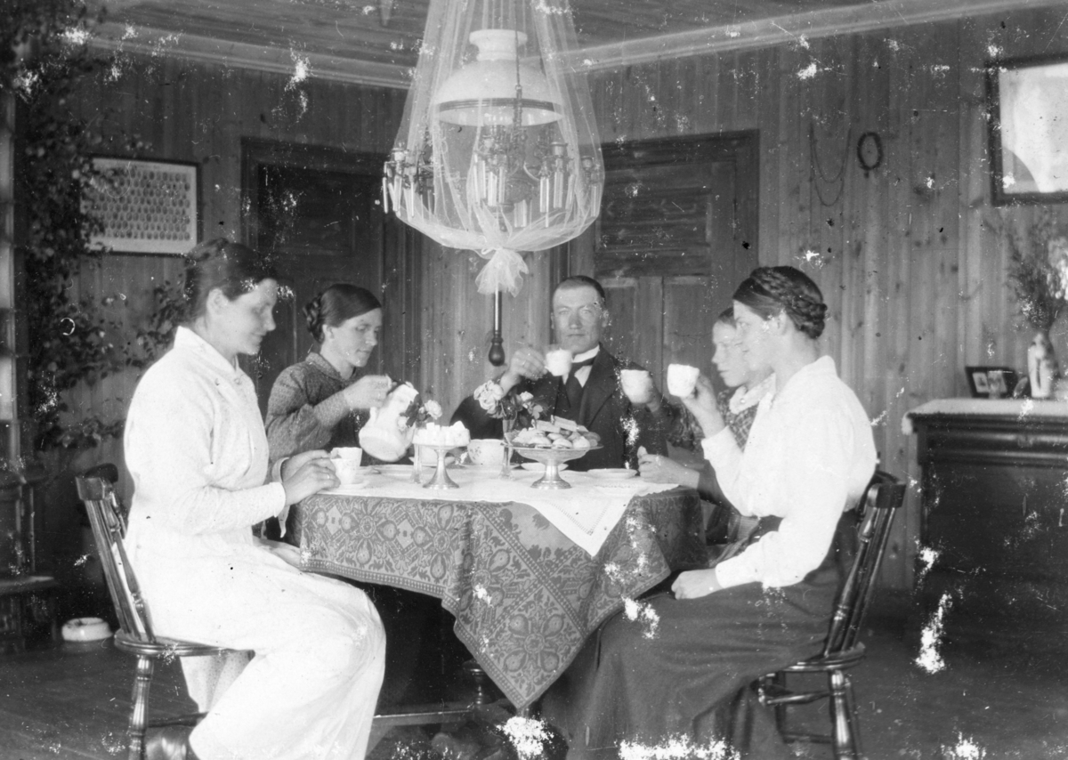 Ukjent, Østre Dystvoll(82/5). Kaffebord. Fra venstre: Syverine Hansen (d.1918) gift med Halvor Tomter (1884-1969). Marie Dystvold (1891-1962) gift med Peder Pedersen Kirkeby (1895), Hans Kirkeby (1882-1969)gift med Helga Dystvold, Helga Dystvold gift med Hans Kirkeby, Anne Dystvold (1897-1990) gift med Har…