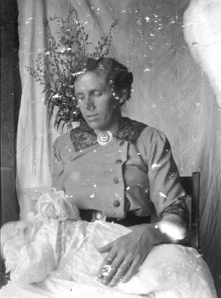 Ukjent, Østre Dystvoll(82/5). Helga Dystvold (1886-1969) senere gift med Hans Kirkeby (1882-1969)med ukjent barn.