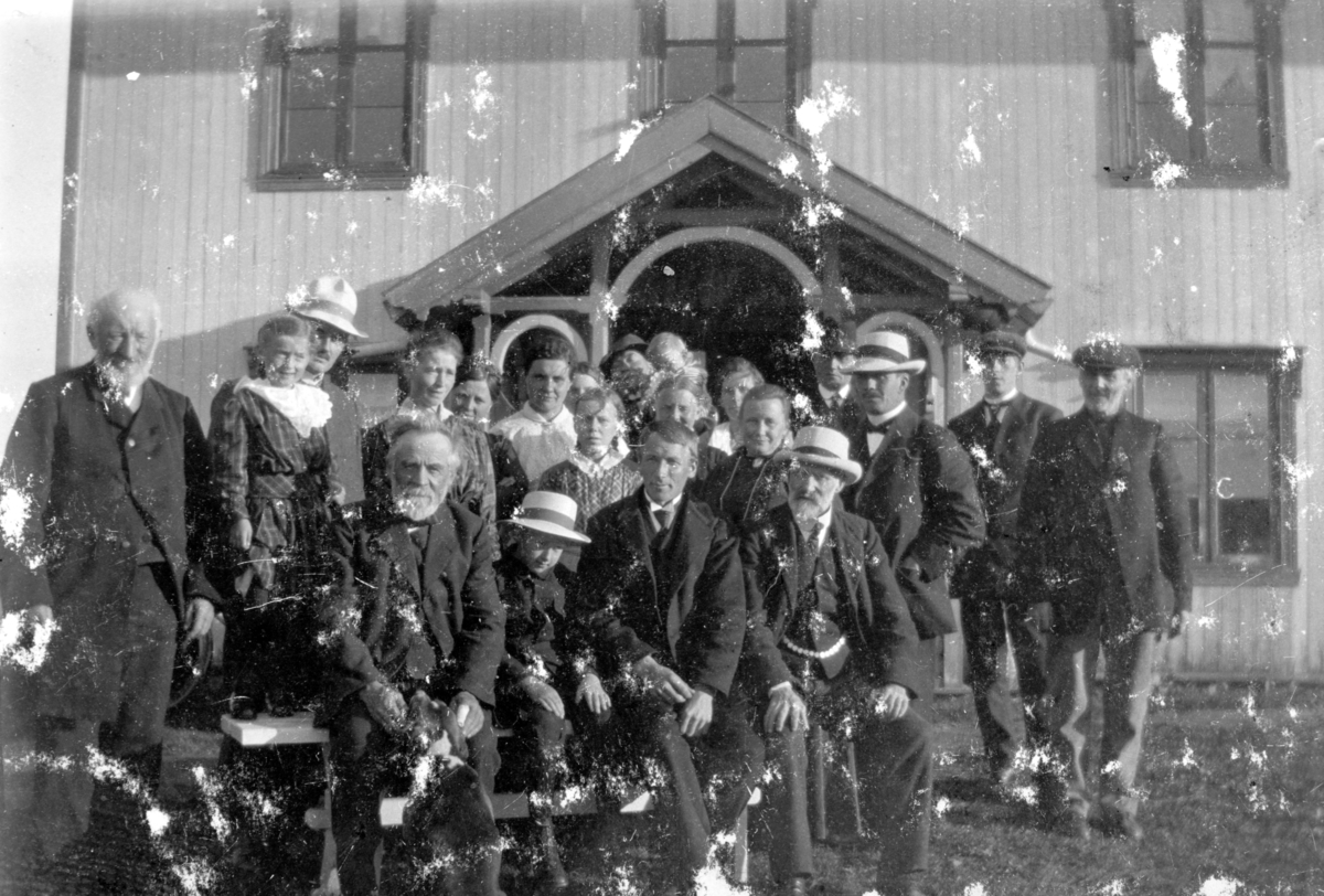 Ukjent, Østre Dystvoll (82/5). Familiesamling foran hovedbygningen før 1920. Fv: Kristoffer Tomter, Jens Dystvold tv foran