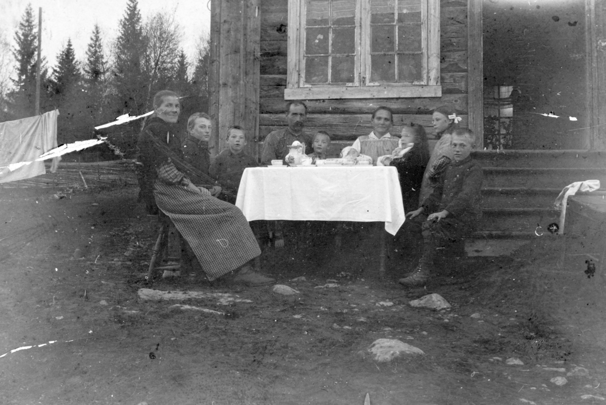 Ukjent, Tomterødegarden (60/10). Nikolai Børresen (1878-1942) gift med Oline Lukasd.(1879- 1944) og barna etter alder: Birger (1904), Lars (1906), Arne (1908), Borghild (1910), Olga (1912), Nikolai (1915), Sverre og Otto (1917). Bildet er tatt i tvillingenes barnedåp i 1917. Den yngste Betzy ble født i 192…