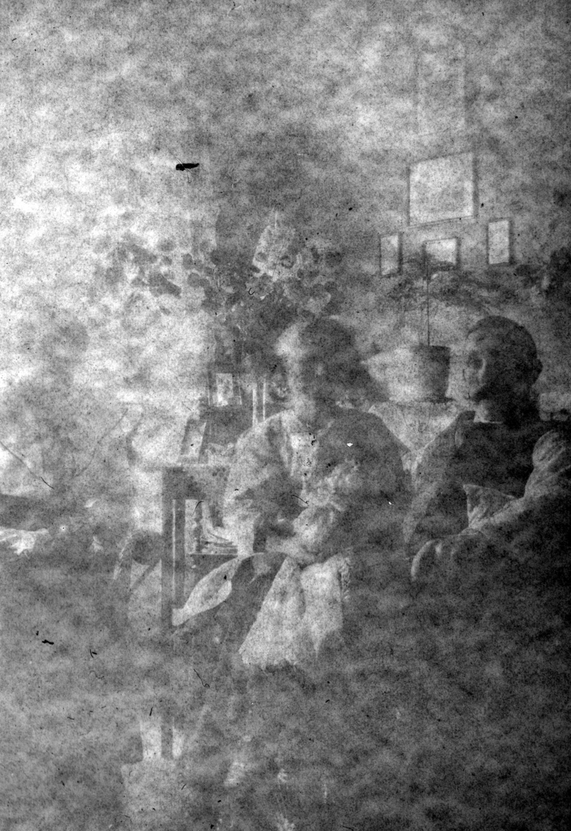 Ukjent, Trolldalen under Øvre Tomter (?) (60/1). Kan være Marie Olsdatter og Martin Larsen som var husfolk i Trolldalen fra 1903. Marie med barn på armen.
