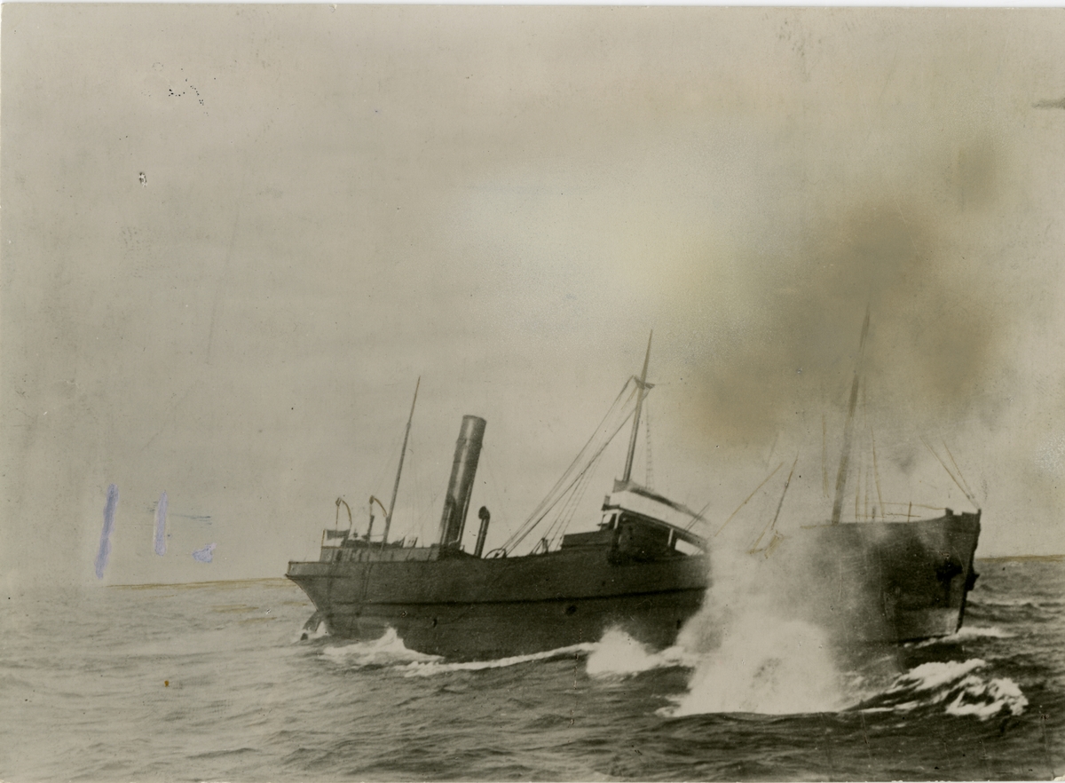 Unknown artist, Torpedering av dampskip