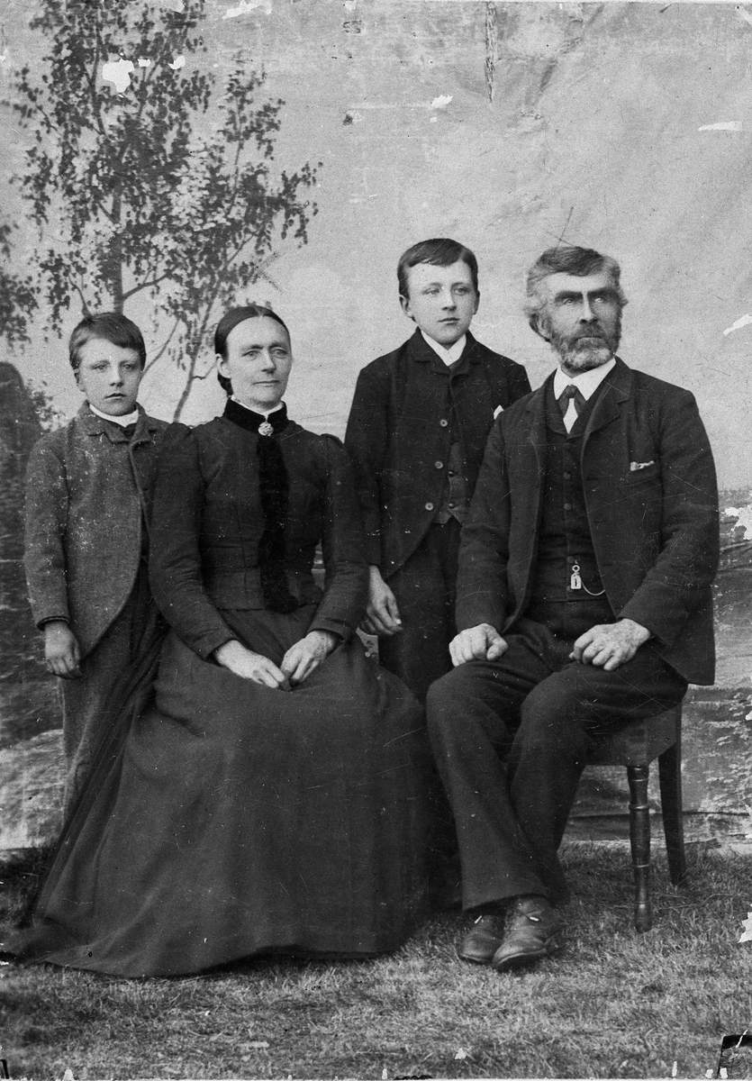 Henrik Augustinsson Stinessen, Familiebilde - Haldo M. Rønning og hustru Marit