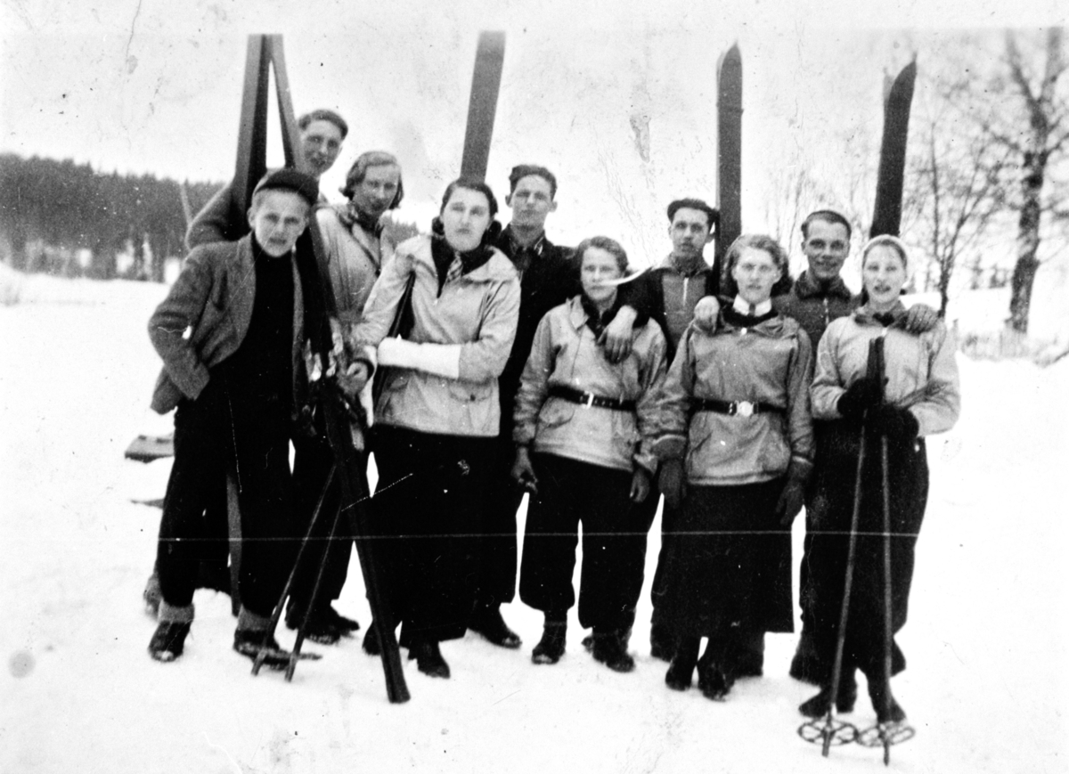 Anno Domkirkeodden, GRUPPE: 10 JENTER OG GUTTER ETTER HOPPRENN, ÅSBRATTA, VALLSET, VINTER, FRA VENSTRE: MARIE HAUGEN, HJALMAR JENSEN, ANNA JENSEN, SIGURD HAGEN, SIGNE ÅSETH, ØRNULF HAGEN, SIGRID BROHJEM, ELLA BJØRGE, FINN NORDHAGEN, RAGNVALD, THOMASSEN.