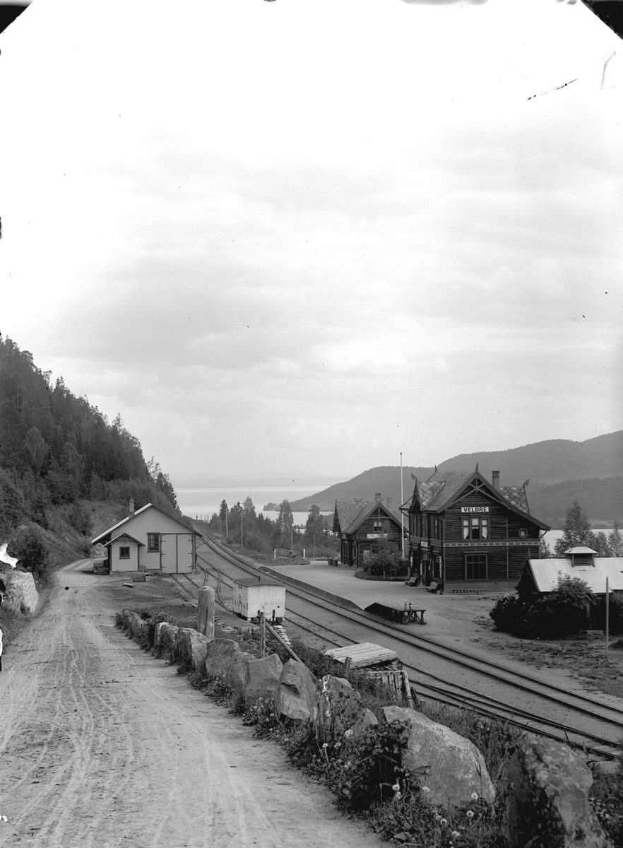 Ole Hansen Løken, VELDRE JERNBANESTASJON, PAKKHUS, GODSHUS, TOALETTANLEGG, ARKITEKT FOR STASJONEN VAR PAUL DUE.