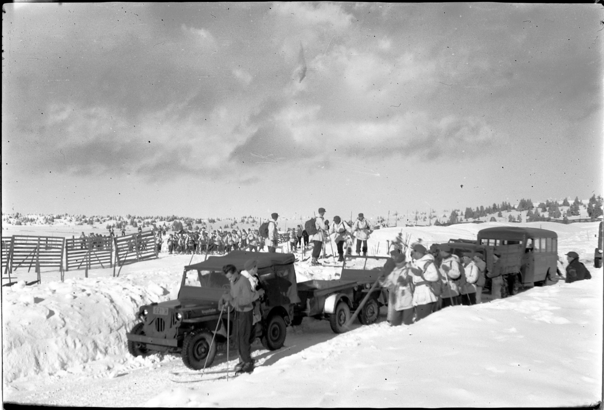 Håkon Prestkværn, Militærøvelse, vinter. Det er to Willys Jeep, hvorav en med tilhenger. Dessuten en buss. Nærvær av Jeep tilsier at bildet må være tatt etter 1945.