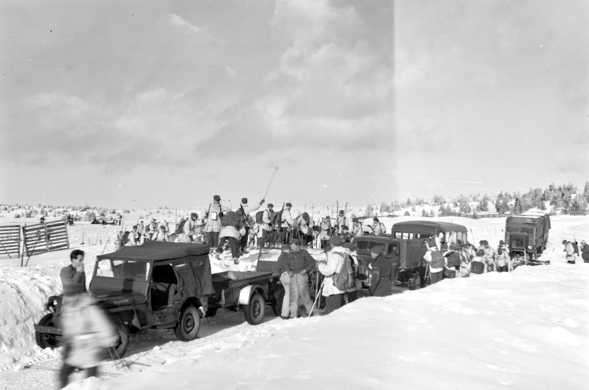 Håkon Prestkværn, Militærøvels i fjellet.Det er to Willys Jeep, hvorav en med tilhenger. Dessuten en buss. Nærvær av Jeep tilsier at bildet må være tatt etter 1945.