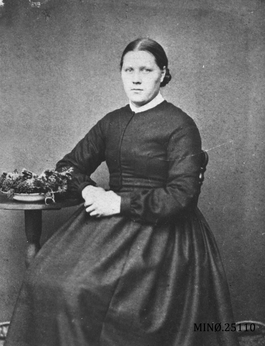 Ukjent, Portrett av kvinne - Marit Riseggen født Bortistu Neby (13.7.1842-30.3.1920)