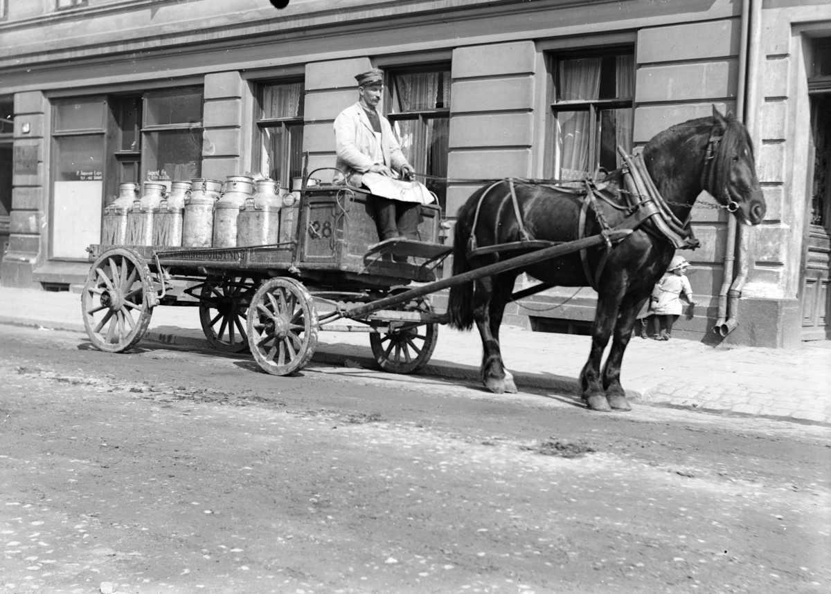 Engebret Dalen Olsen, Melketransport, hest og vogn, nr. 28, hestetransport, hestekjøretøy,melkespann, kjørekar,kusk, Oslo, ukjent sted.