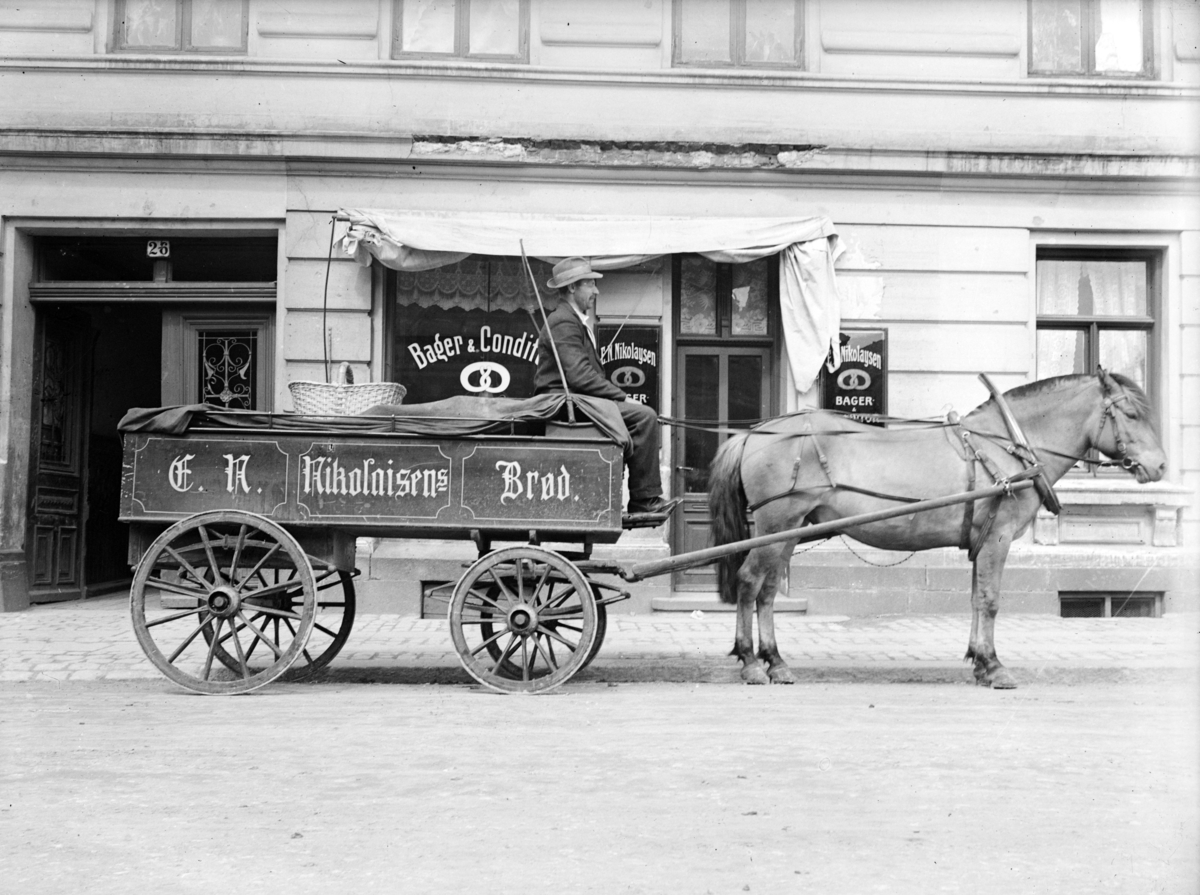 Engebret Dalen Olsen, Bager&conditor E.N.Nikolaisen. Hest og vogn, hestetransport, hestekjøretøy,kjørekar, kusk, Oslo? ukjent sted.