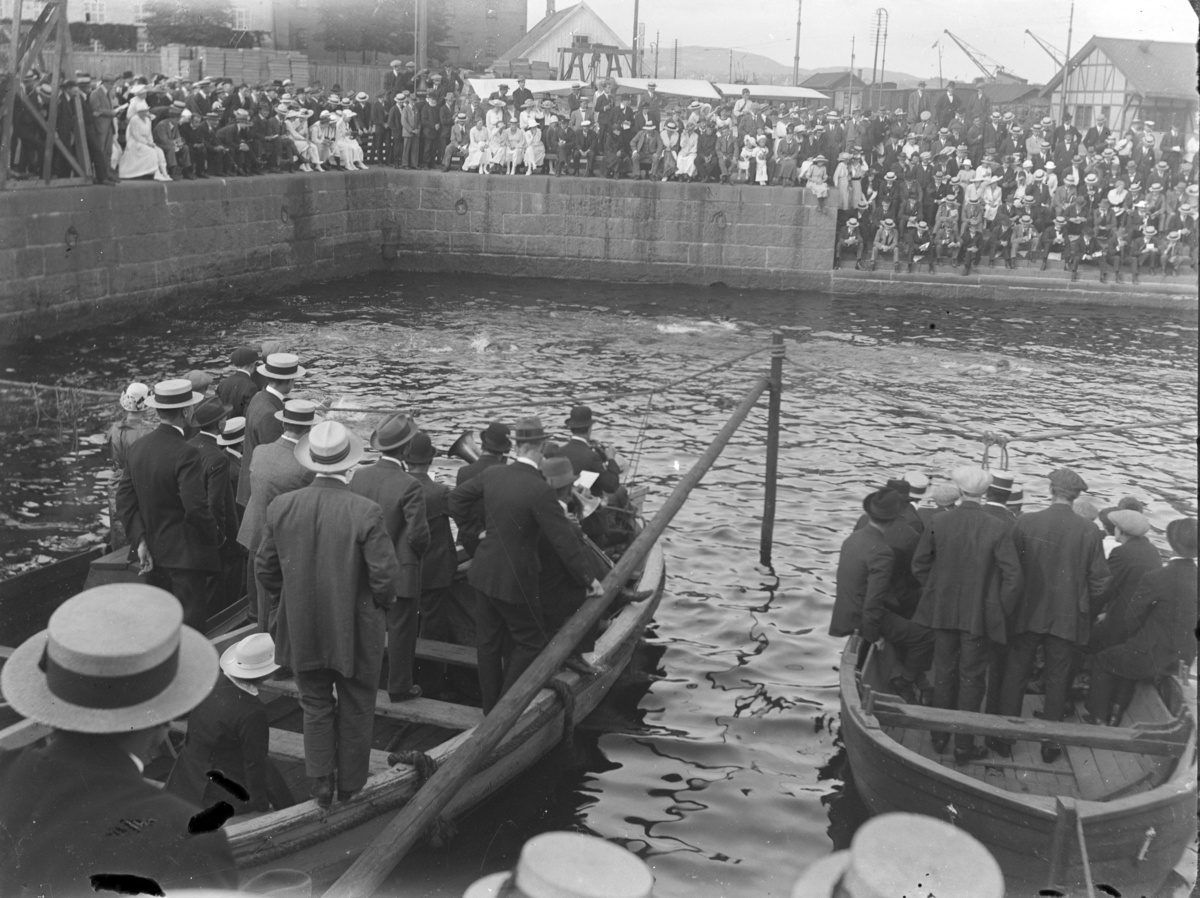 Engebret Dalen Olsen, Svømmestevne Oslo havn, publikum, svømmere, utenfor Akerhus festning.