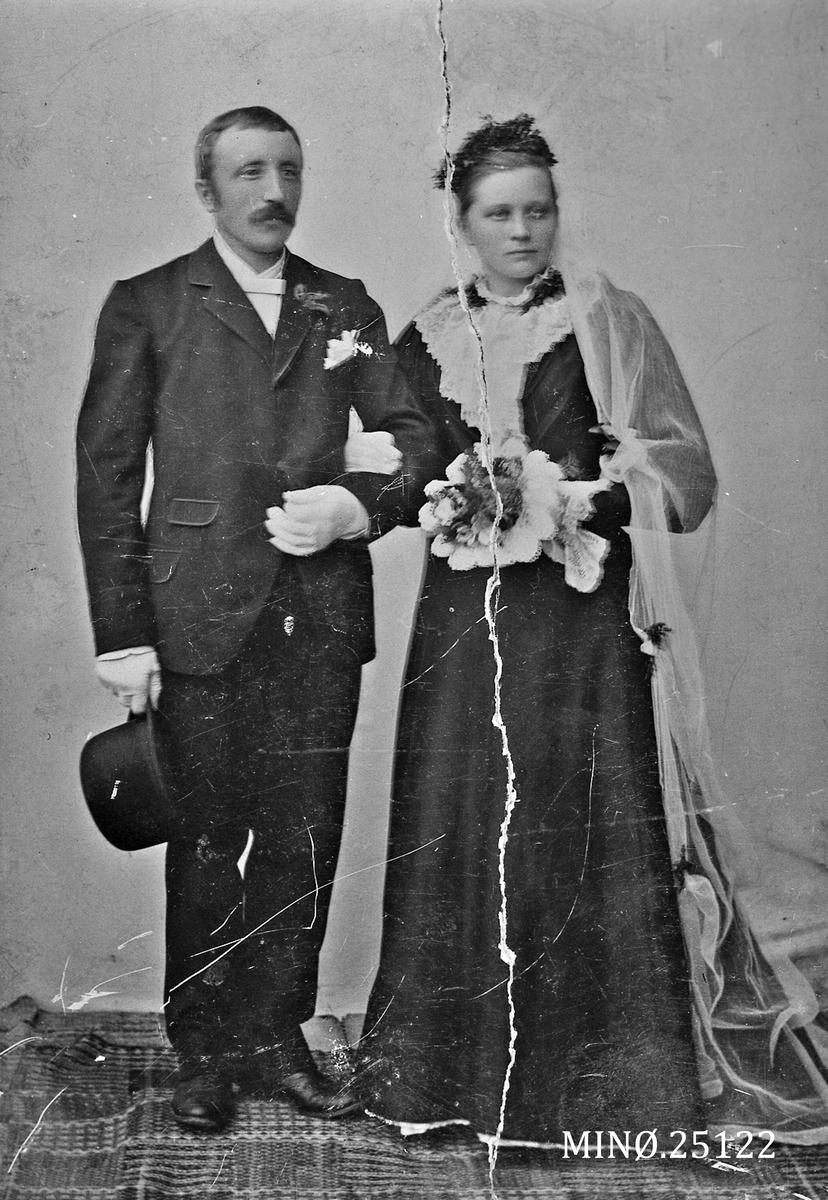 Ukjent, Brudebilde av Bersvend Holmen (født 11.10.1865) og Johanna Johansendatter Ranheim, Strinda (20.8.1872)