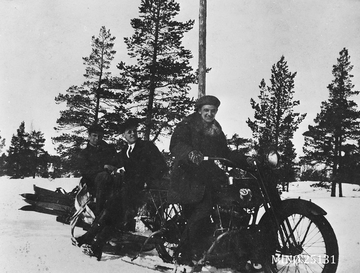 Ukjent, Tre unge menn på motorsykkel med slede. Harald Husby i midten, Embret Holann lengst til høyre.