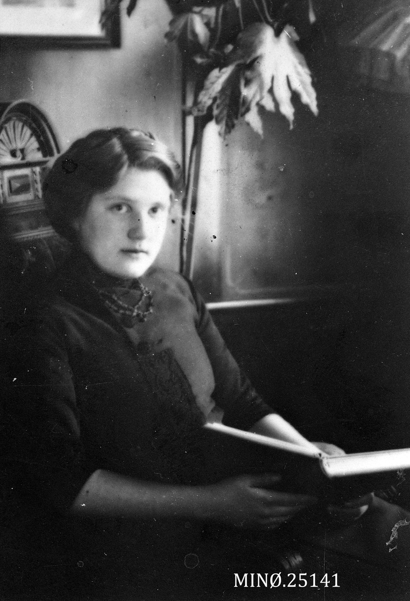 Ukjent, Portrett av Gudrun Dæhlie, født 1898.