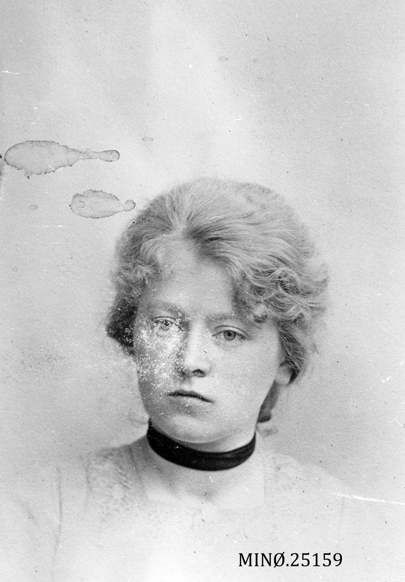 Ukjent, Portrett av Sigrid Henriksen (1885-1966).