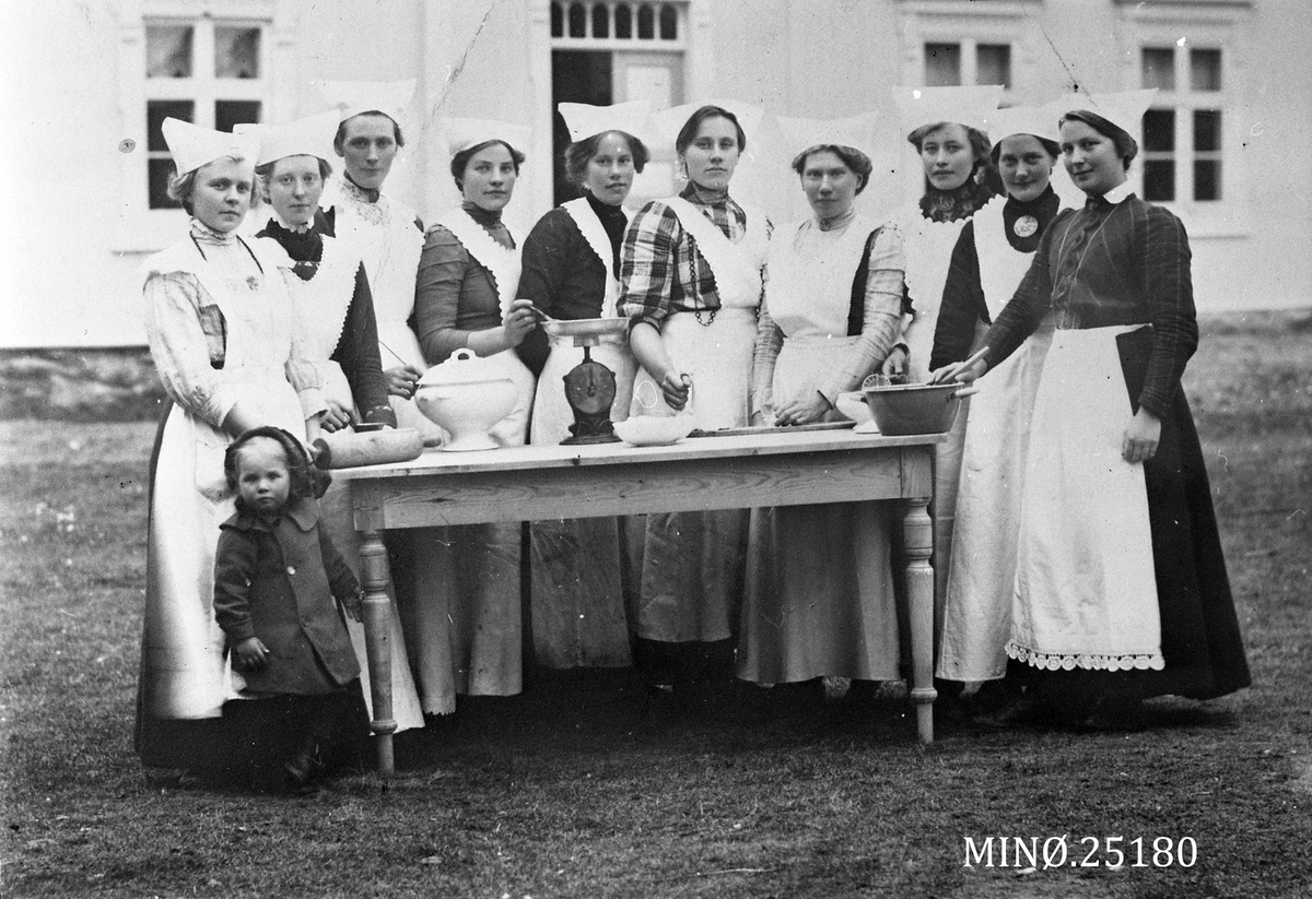 Ukjent, Nord-Østerdal Husmorskole 1911 - først kullet.