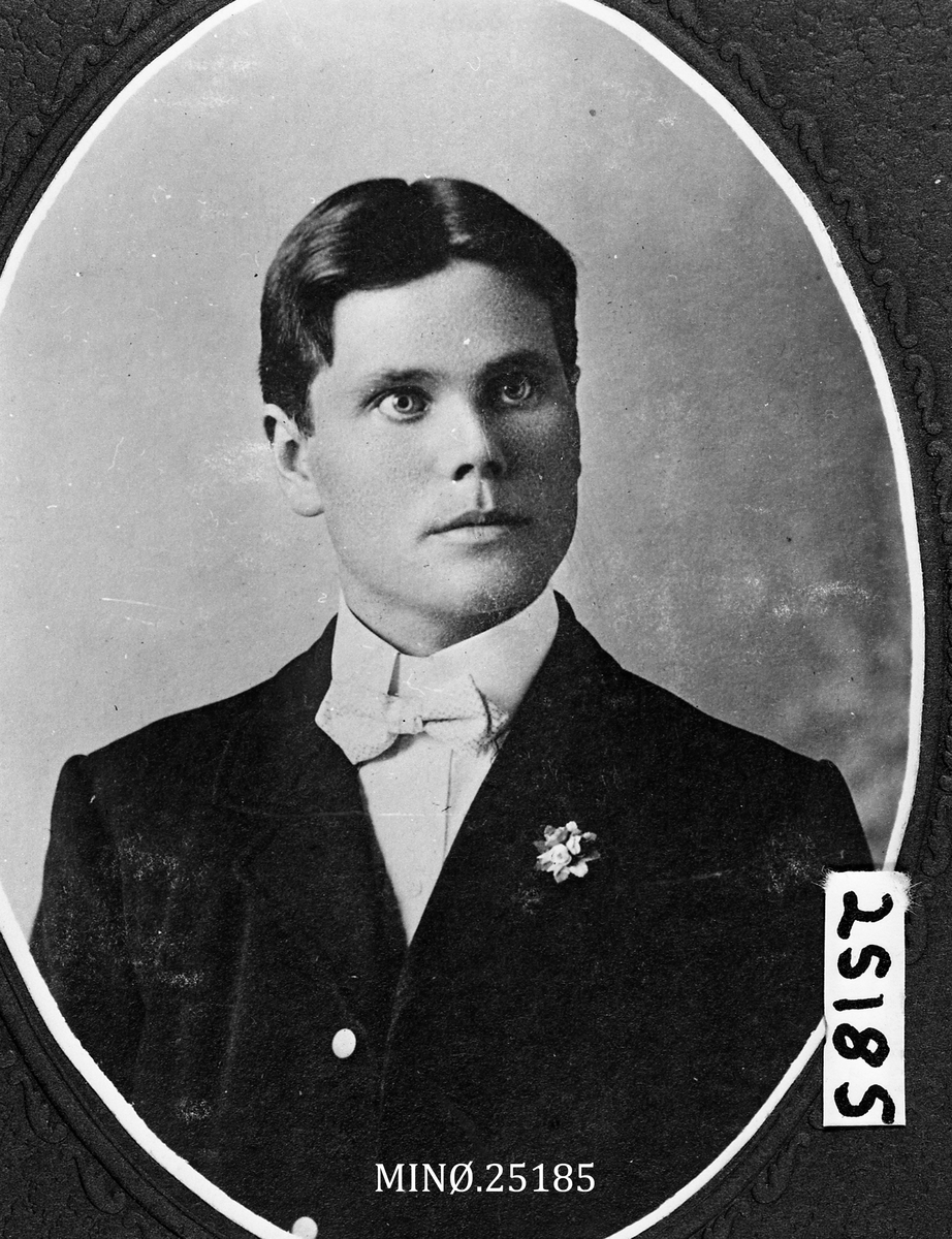 Ukjent, Portrett av Peder (Per) Ness, Hårdneset nedre, født i 1881. Reiste til Amerika.