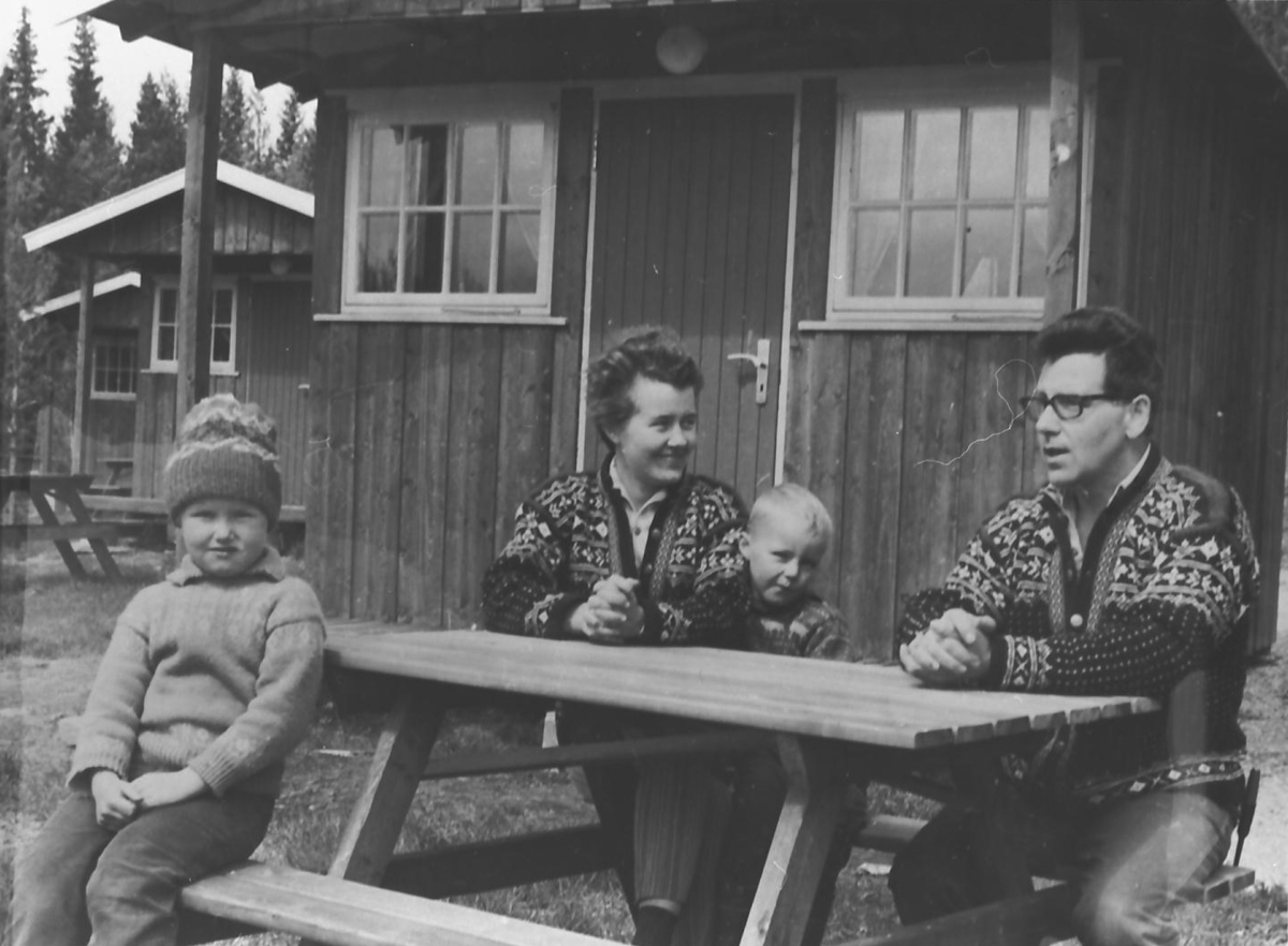 Per Magne Grue, Hans Hagesveen med familie. Hagesveen camp.