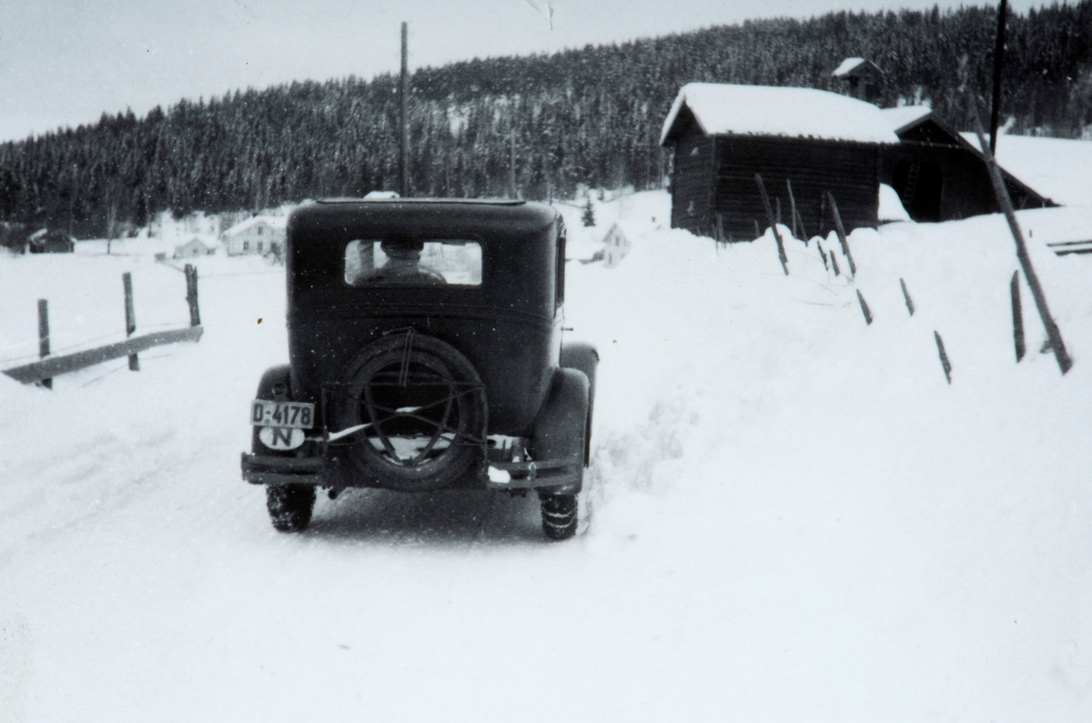 Ukjent, Mangerud, Åsvang, Stange,, personbil D-4178, Chevrolet årsmodell 1929-30. vinter, veg, brøytekanter.