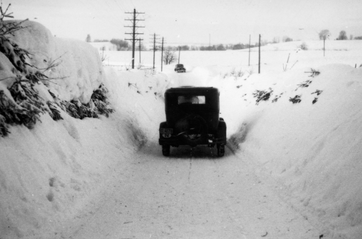 Ukjent, Vegen ved Huse, Østre, Romedal kirke, Stange, personbil D-4178, Chevrolet årsmodell 1929-30. vinter, veg, brøytekanter.