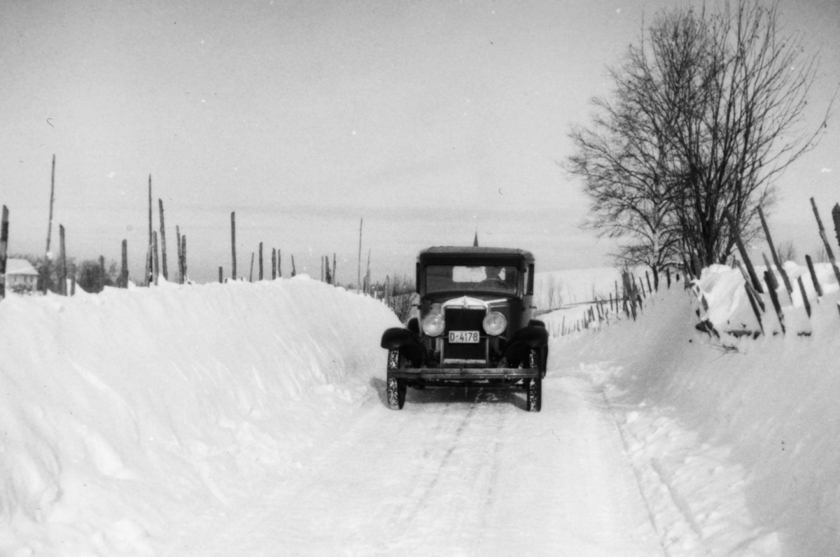 Ukjent, Vegen Korsgård-Østby ved Galgum, Stange, personbil D-4178 Chevrolet årsmodell 1929-30. , vinter, veg, brøytekanter.