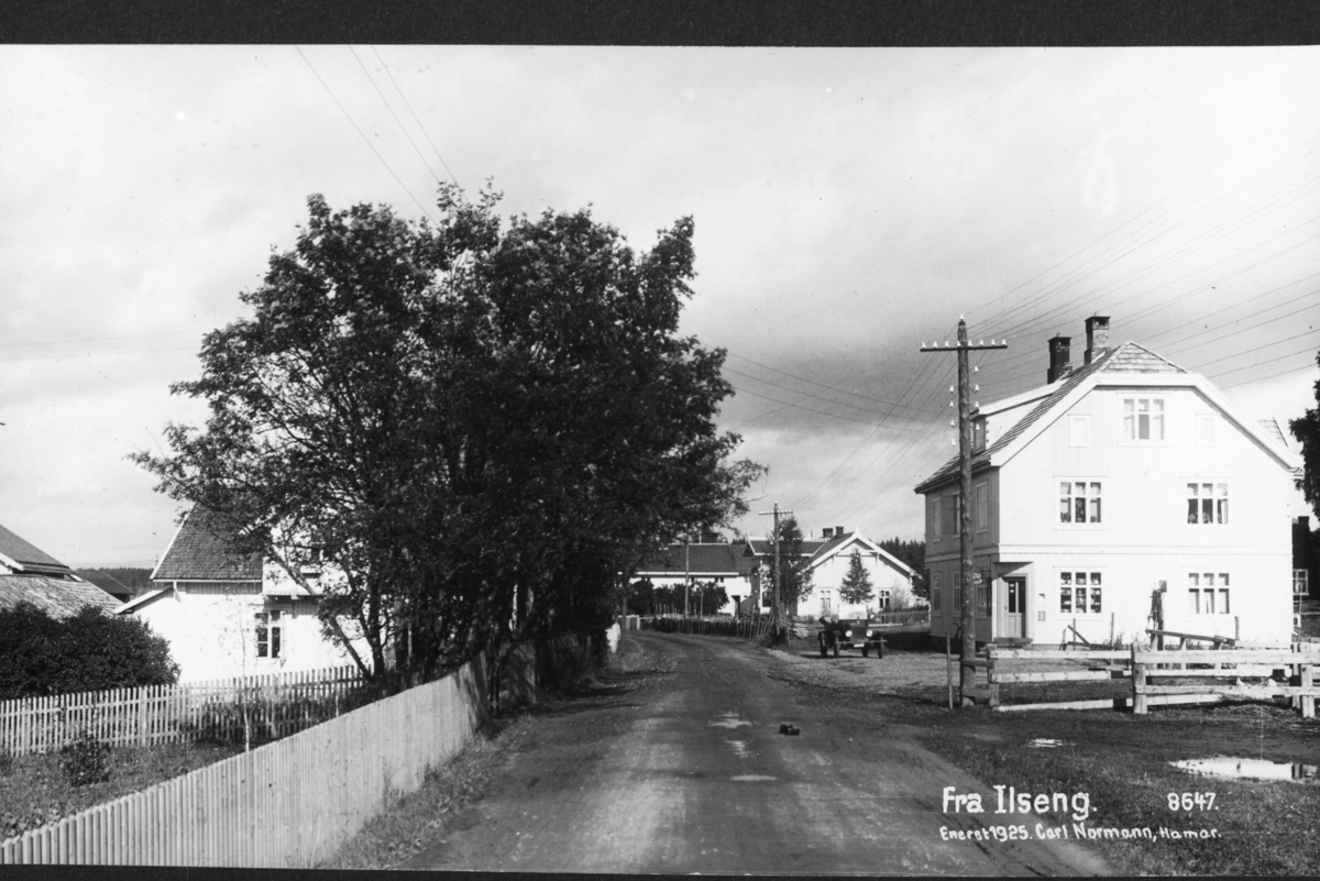 Carl Gustav Normann, Postkort, "Fra Ilseng" Nr. 8647. Bebyggelse, butikk, personbil.