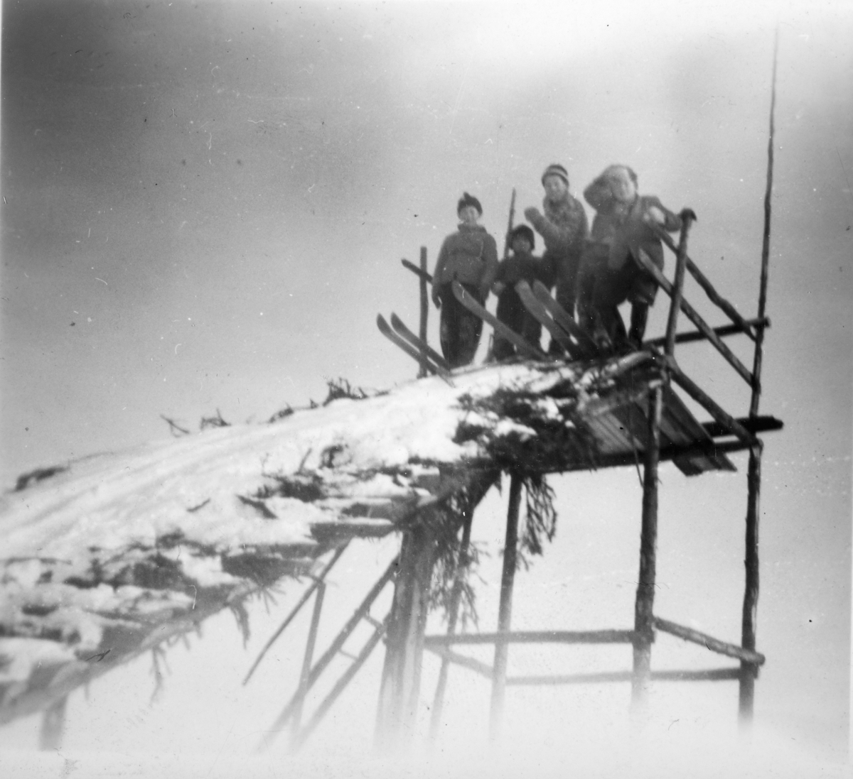 Ukjent, Hoppbakke, skibakke, Nordseng, Vang H. På stillaset f.v. Ola Neby, Kjell Neby, Jan Neby, Sverre Juland.