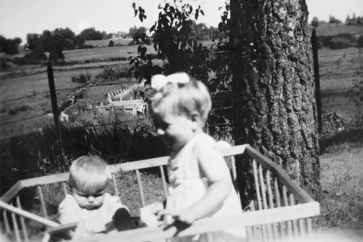 Ukjent, Barn, lekegrind i hagen på Åker Jernbanestasjon. F.v. Bjørn Eriksen, Eva Eriksen g. Hagemann