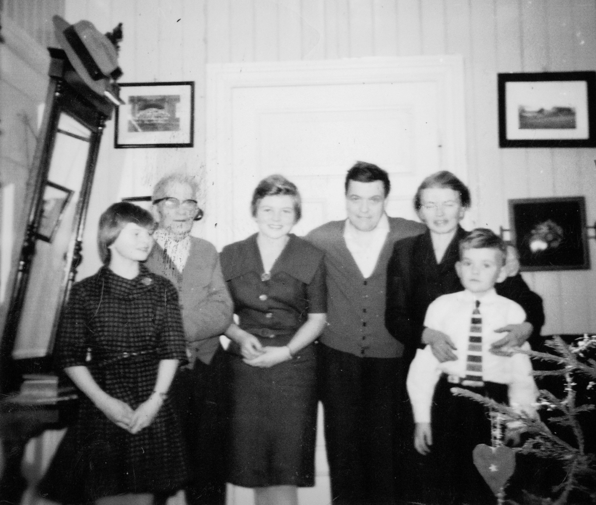 Ukjent, Julekveld, 1961, Haga 82-13, Vang H. F.v. Marit Eriksen, g. Høilund, Erik Eriksen, Eva Eriksen g. Hagemann, Kjell Eriksen, Ingeborg Eriksen, Erik Arne Eriksen.