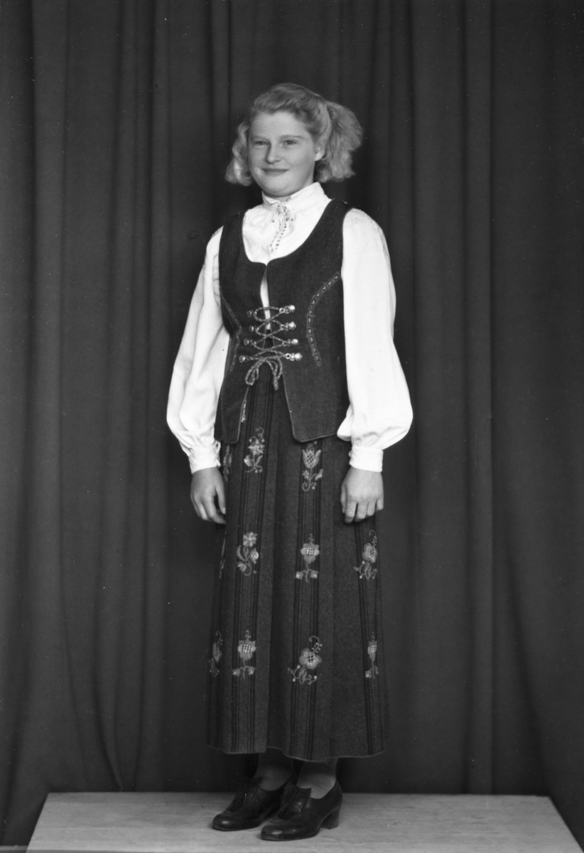 Ukjent, Paula Skaalerud f. 1931, portrett, bunad.