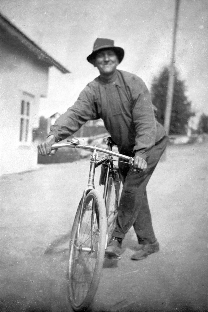 Ukjent, Johan Skaalerud, født 1896, sykkel. 86-1. Skålerud, Vang H.