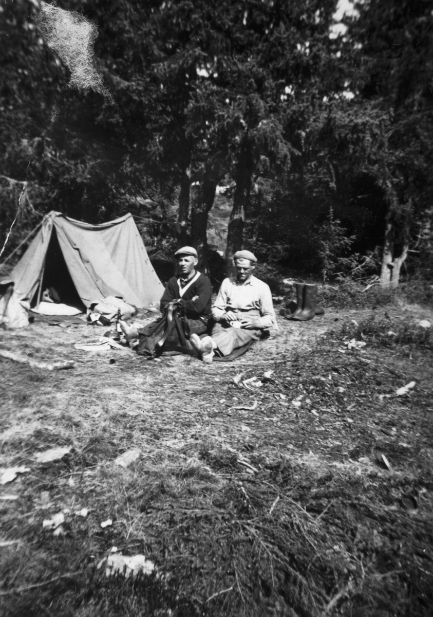 Ukjent, Alfred Stensby f. 1903 (?), Kristian Stensby f. 1907. Telttur, camping, ca. 1930.