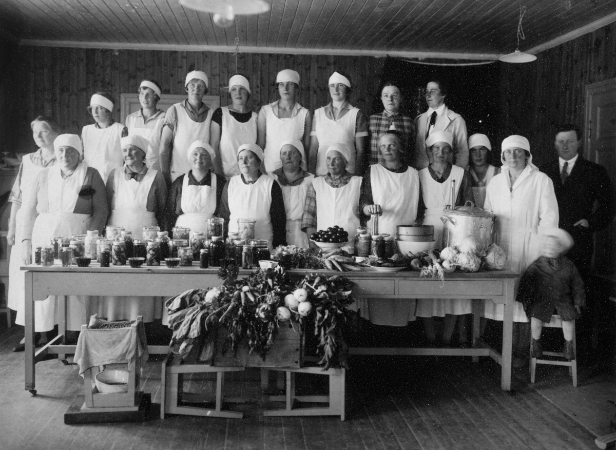 Ukjent, Lunden skole, kokkekurs, matstellkurs, Vang H. Grønnsaker, bær, hermetisering. Gruppe elever, kvinner, ukjente. Ytterst t. v. Anne Lillehagen, lærer til h. Hordvei. Ca 1916.