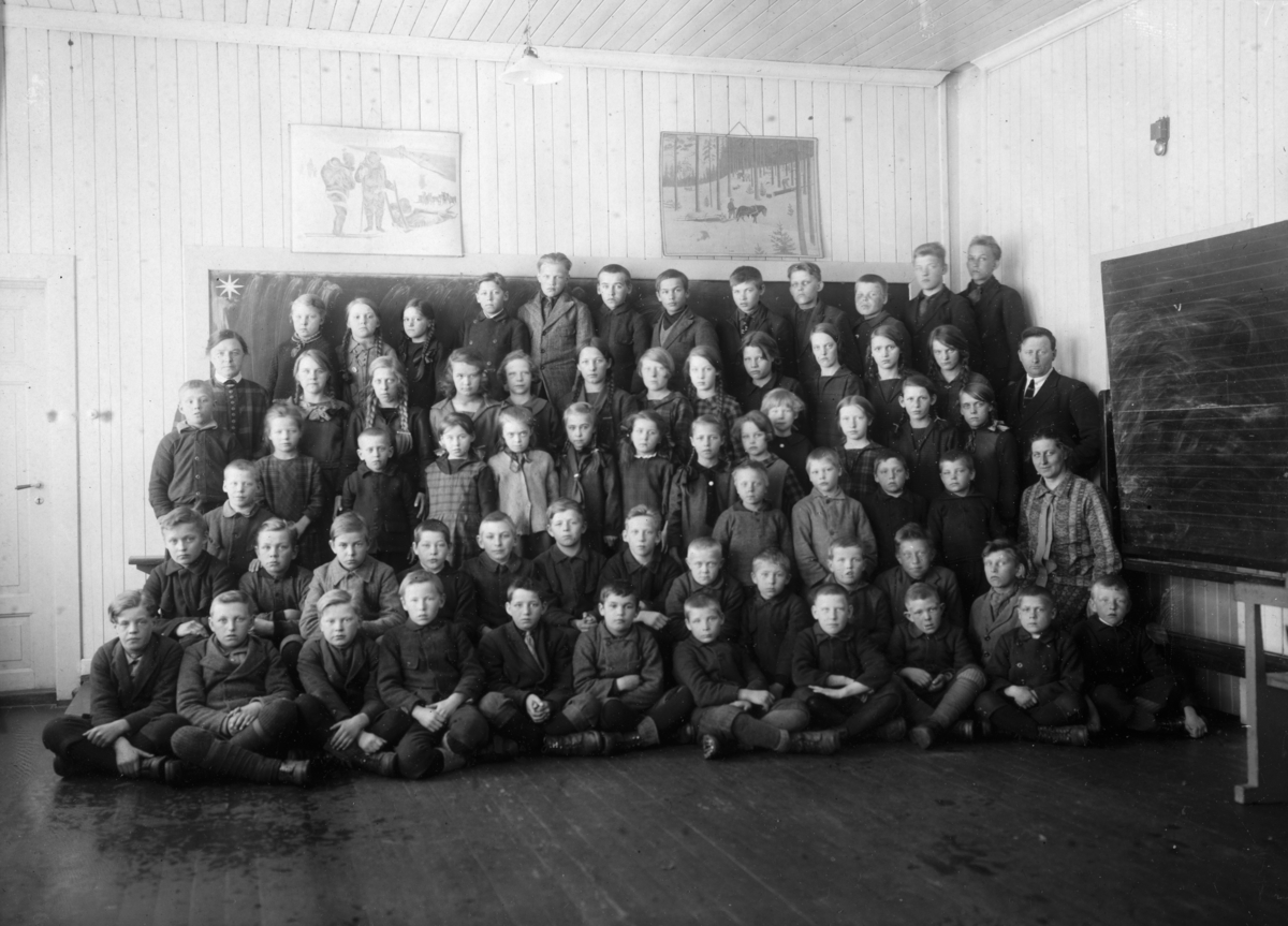 Ukjent, Lunden skole, Vang H. Gruppe skoleelever, ukjente i klasserom. Lærer Hordvei, ukjent plassering. Ca. 1930.