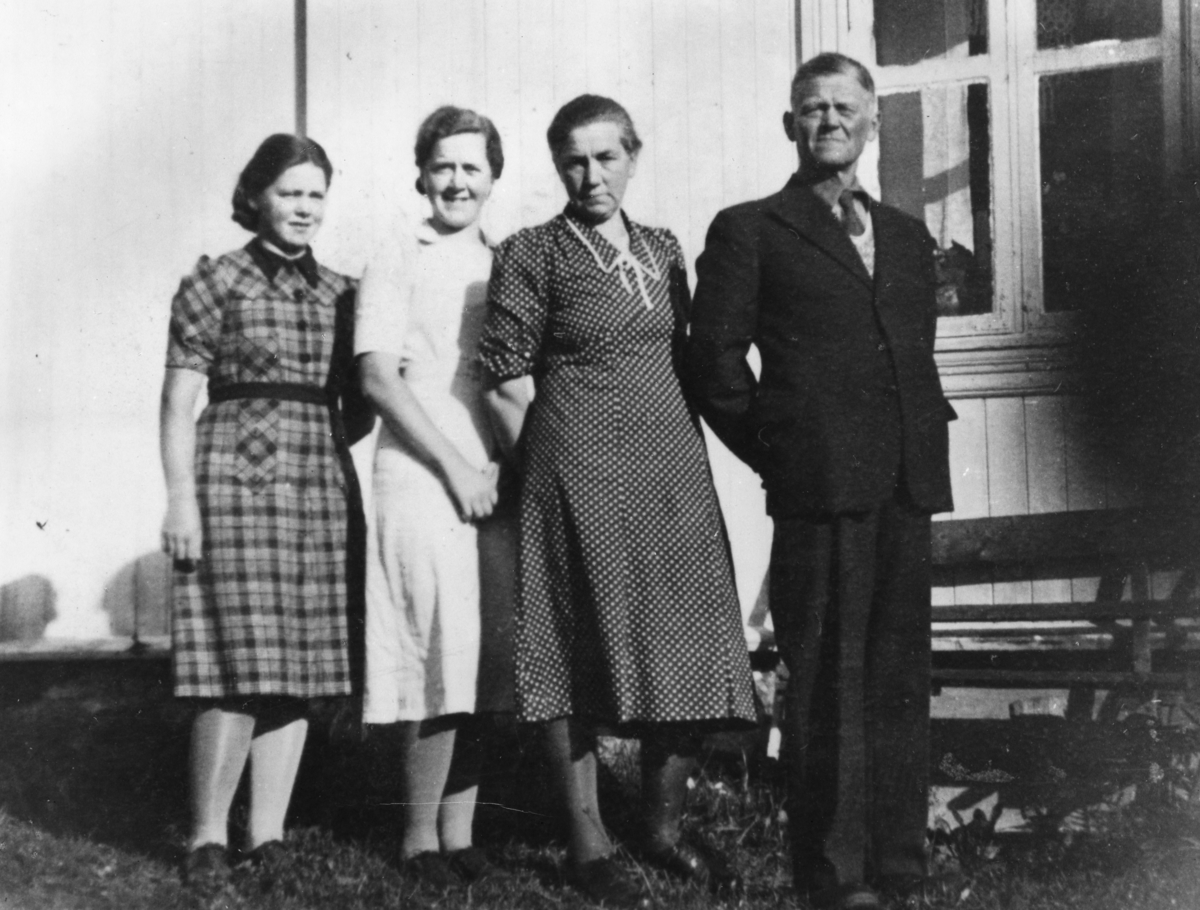 Ukjent, Tømte, 46-5, Vang H. Familien Tømte i Solveggen. Agnethe Tømte, g. Kise F. 18.01.1923, Borghild Tømte, G. Gaalaas f. 26.10.1917. Karen Tømte f. 14.12.1888, Jens Tømte f. 11.05.1885.