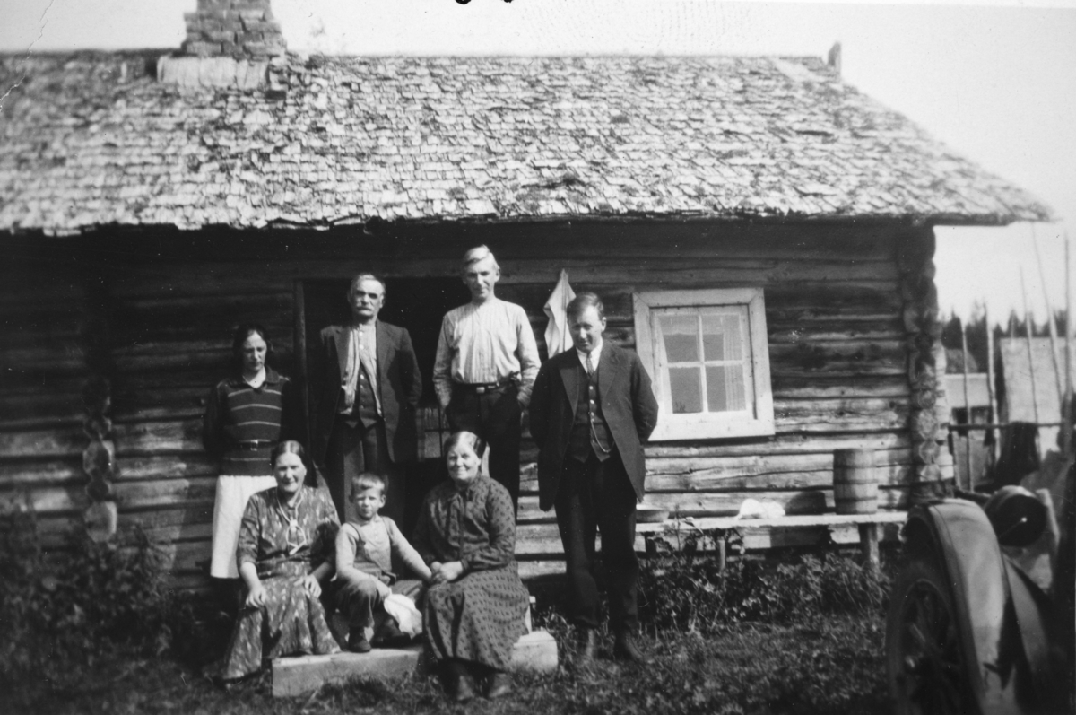 Ukjent, Lageråkvisla seter, unna Opsahl, store, 79-1, Vang H. Gruppe ukjente. Ca. 1930. Fra venstre: Sara Hordvei, Gudbrand Opsahl, Syver Opsahl, Knut Hordvei, Martha Opsahl. Gunnar Hordvei og Marthe Opsahl