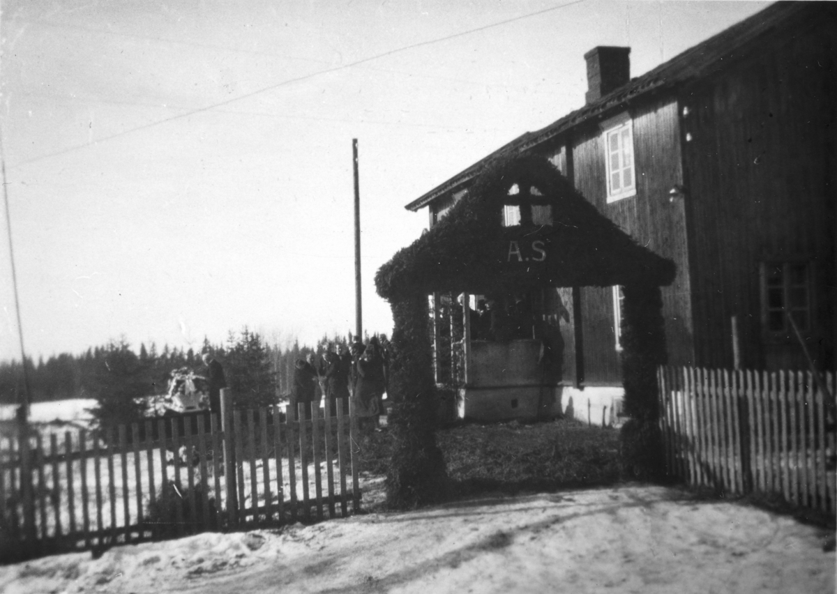 Ukjent, Skaalerud, 86-1. Vang H. Begravelse, Andreas Skaalerud,pyntet portal, granbar.