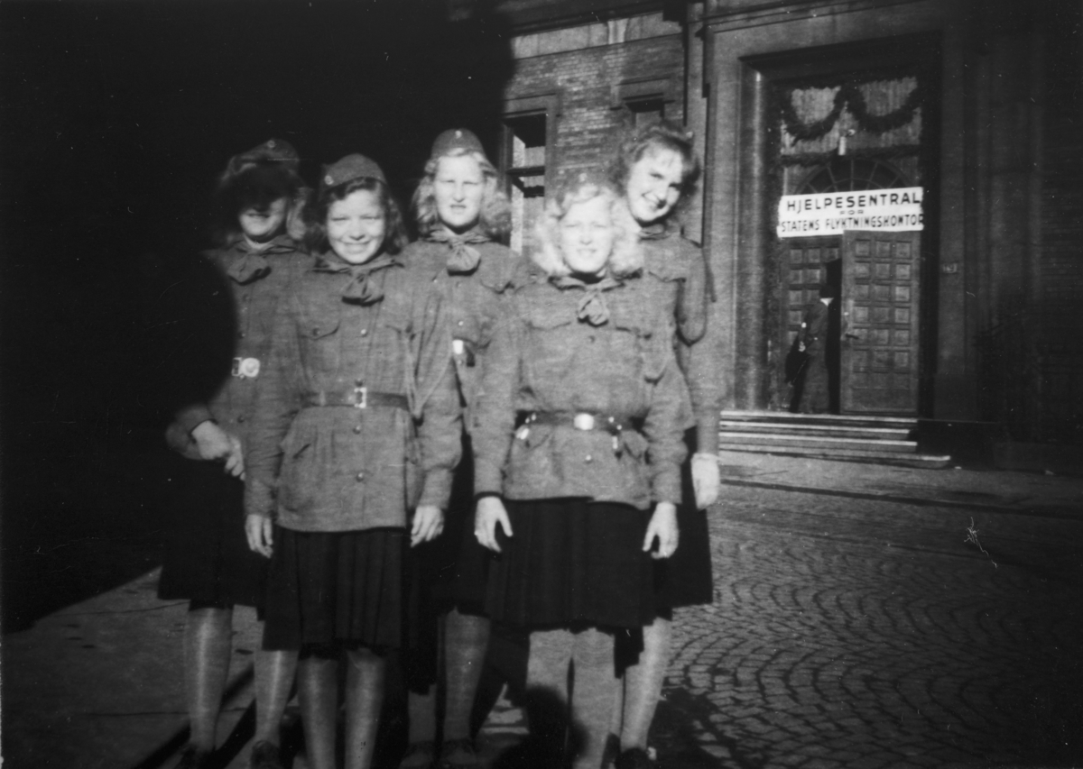 Ukjent, Speidere fra Vang H. på tur til Oslo for å ta i mot kongen 7. juni 1945. F.h Oddbjørg Rogstad, Randi Berg, Jorun Sigstad, Tora Svenkerud, Gina Sigstad. Frigjøringen.