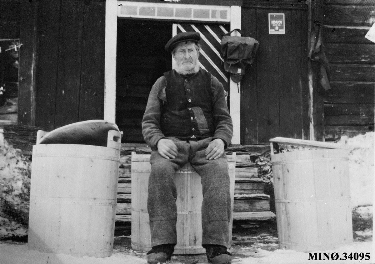 Ukjent, Nils Pedersen Trøen (1842-1929). Laget holker, reparerte mye ting.
