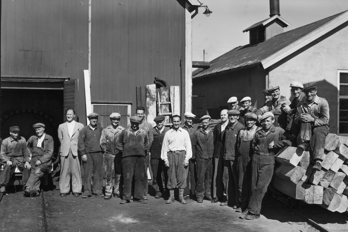 Ukjent, Hedmark Treimpregnering, Ilseng, gruppe arbeider, Nikolai Syverinsen helt t.v. Ca. 1960.