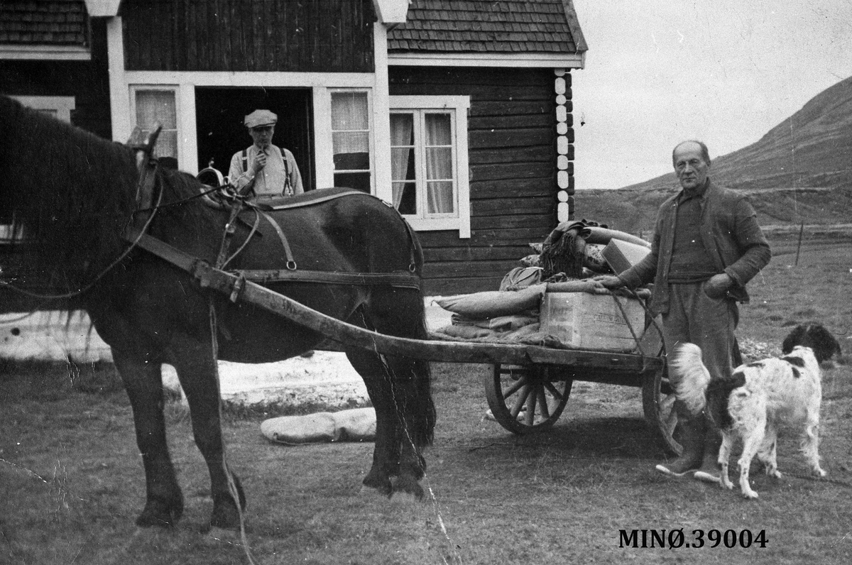Ukjent, I døra en jeger, med hesten Einar Brandsnes