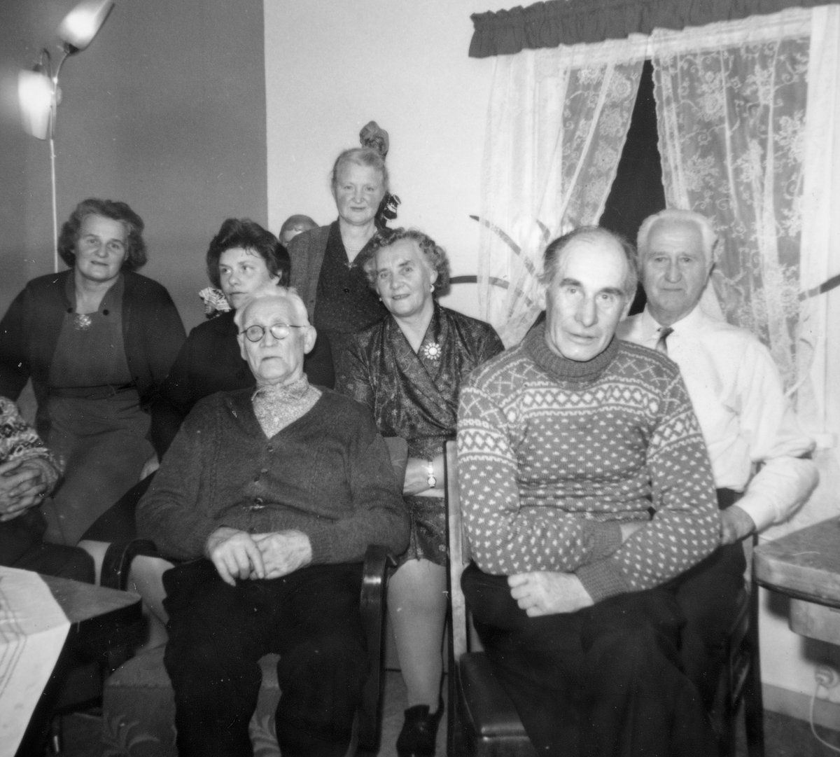 Ukjent, Ottestadbakken/Ostabakken, 1950-tallet. 1. rekke f.v. Anton Bakken, f. Andreassen, Karsten Bakken. 2. rekke f.v. Lydia Bakken, Anne Bakken, Marie Bakken g. Thoresen,, Paul Thoresen. Bak Marie Sameien.