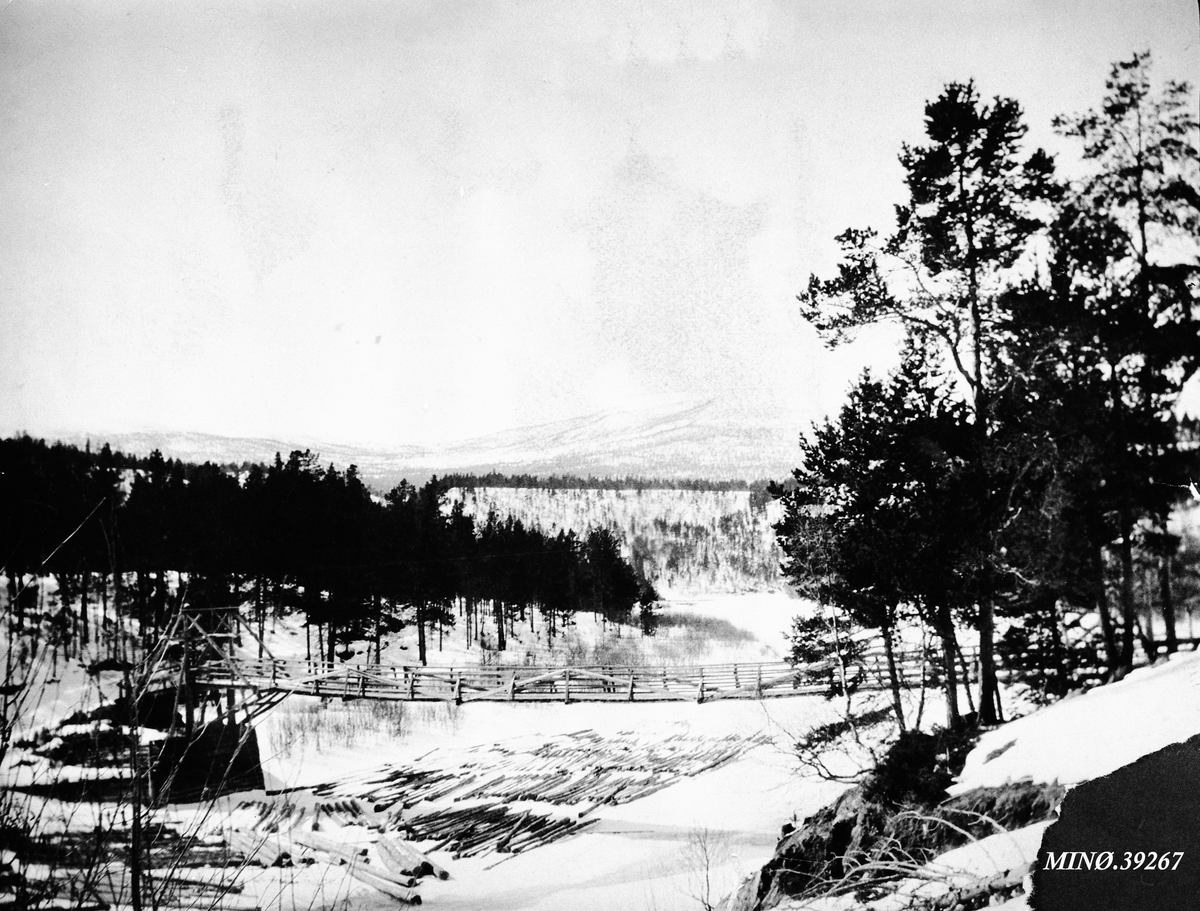 Ukjent, Brua ved Øvre Dølplass. Tømmer-lunna