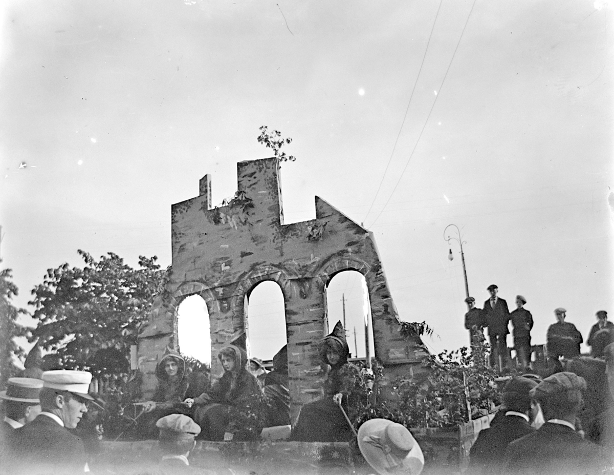 Johs. (Johannes) Johannessen, Fra et opptog i Strandgata i Hamar. Modell av domkirkeruinene med tre munker. : Elias Sønsterby, Petter Mehlum og John Anstensen.