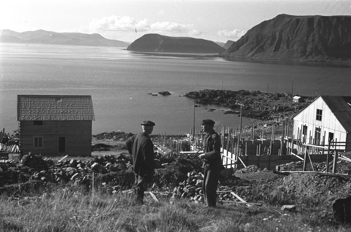 Ola Hanche-Olsen, Gjenreisning. Honningsvåg. Oppføring av hus. Mannen t.v. er ukjent, han t.h. er Peder Lamøy. 1946/47.