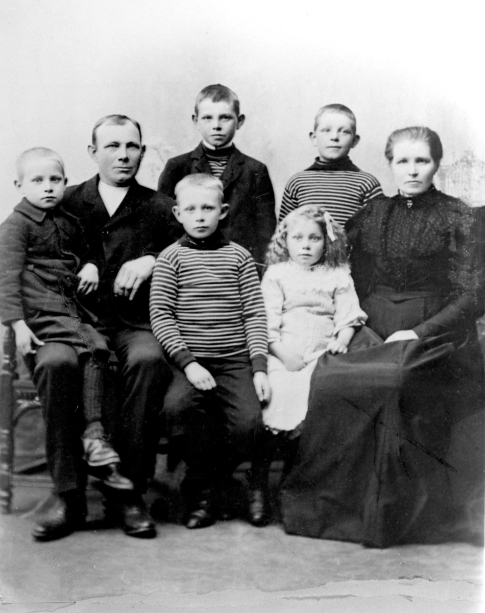 Anno Domkirkeodden, Martin og Martine Andersen med barn. Foran fra venstre er Mathias, Einar og Magda. Bak fra venstre er Anton og Johan, Saugseie, Ringsaker.